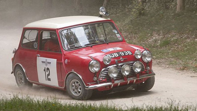 El motor fue elevado de 850 a 997 cc, era de doble carburación y como le dio algunos retoques naciendo así el Mini Cooper, el más famoso de todos, en 1961. En la foto: Un Mini Cooper que compitió en un Rally en Escocia en 1966. El modelo es de 1965.