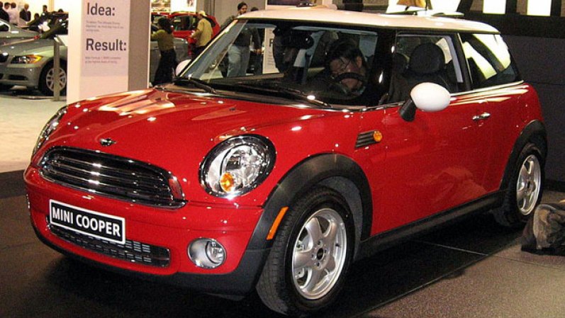 En 1964 se presentó el Mini Cooper S de 970, 1071 y 1275 cc, más potentes que sus predecesores. (Los tres partes de la membresía del Cooper MkI). La versión más popular fue la de 1275 cc, produciéndose más de 40000 unidades; mientras que las versiones de 970 (976 unidades entre 1964 y 1965) y 1071 (4031 en 1964) no alcanzaron las ventas esperadas.