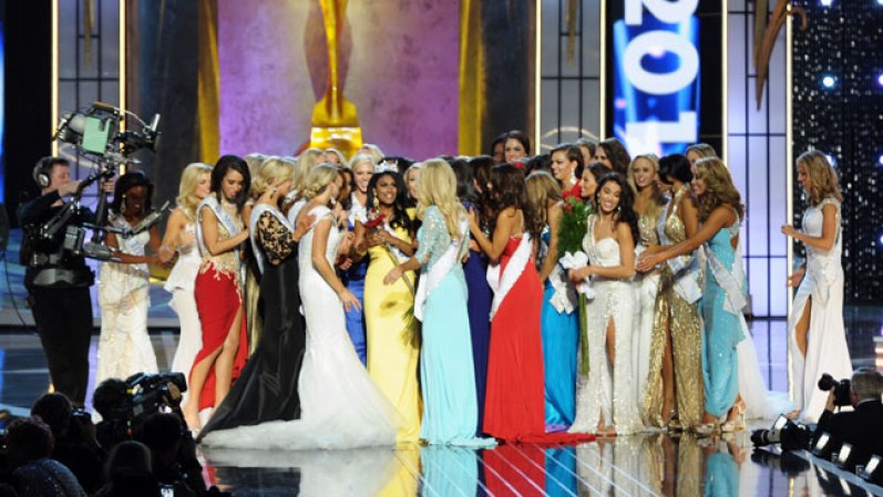 Miss New York, Nina Davuluri, junto a las concursantes.