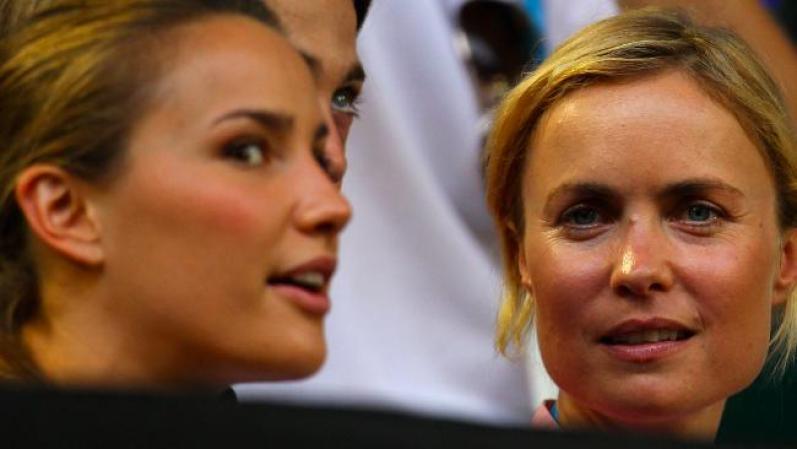 La finalista australiana de Miss Universo 2009 Rachael Finch y la actriz Radha Mitchell no se perdieron ni un minuto de la final.
