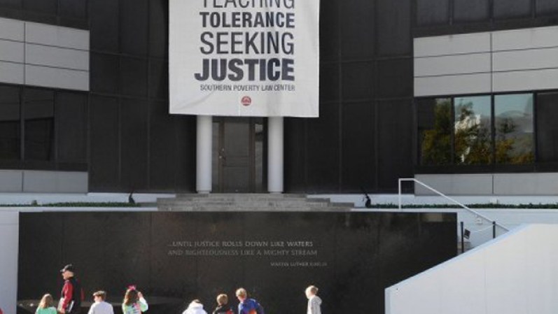 Escolares escuchan el 20 de octubre en Montgomery una historia de la segregación racial en ese país.