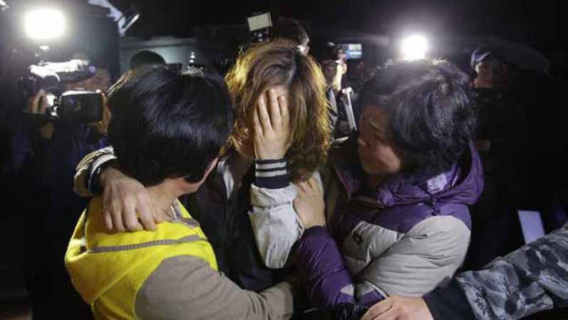 Más de 280 personas, muchas de ellas estudiantes del mismo colegio, estaban desaparecidas tras el hundimiento de un ferry el miércoles en la costa de Corea del Sur.