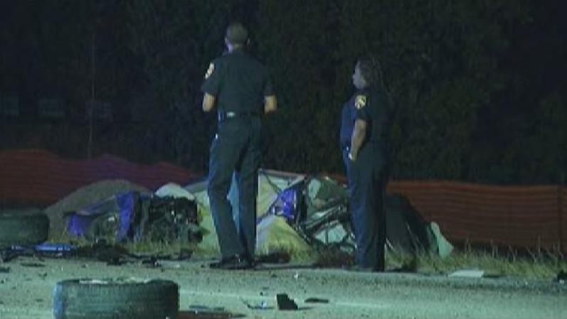 La policía observa y custodia la escena del fatídico accidente, en el que murieron 4 personas.