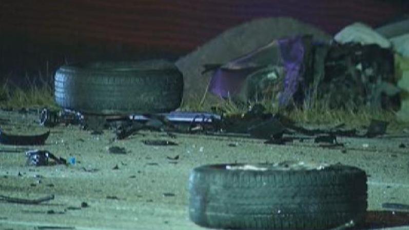 La minivan quedó casi completamente desintegrada tras el violento imapacto frontal