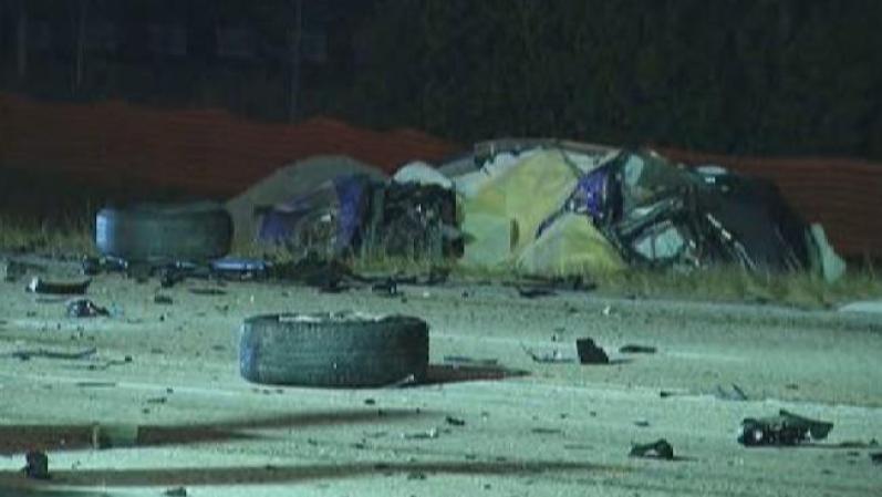 Restos de la minivan que quedó casi completamente desintegrada tras el violento imapacto frontal