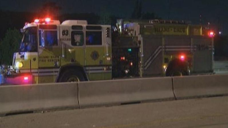 Los bomberos que acudieron a la escena del accidente y trasladaron al herido
