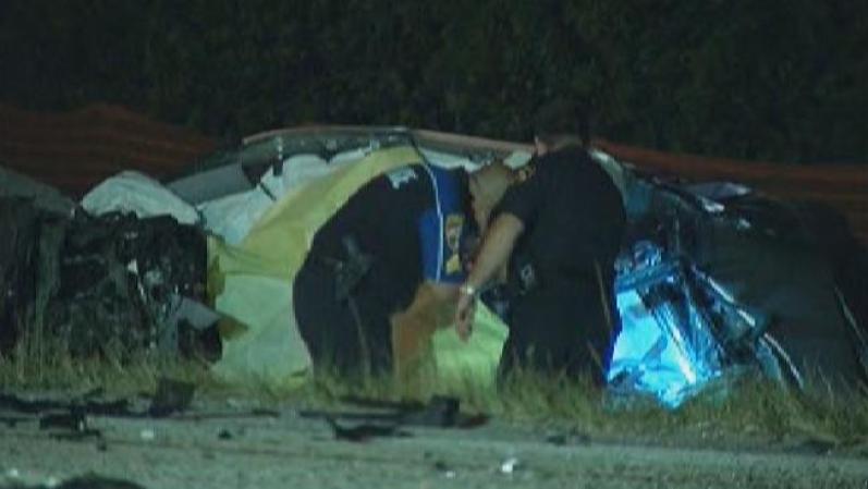 La policía inspeccionó los restos de la minivan en busca de evidencias.