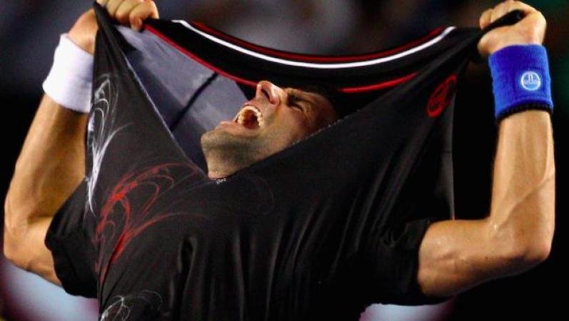 Luego Djokovic se quitó la camisa en un ataque de euforia.