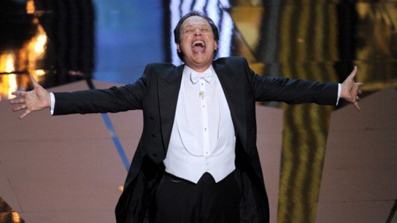 Billy Crystal es considerado el mejor conductor de las últimas décadas. Presentó los Oscars ocho veces entre 1989 y 2003. El mundo lo idolatra y él corresponde haciendo maravillas con su ingenio inagotable.