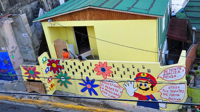 Sin duda, la facha de esta casa está pintada de una forma inusual y original.