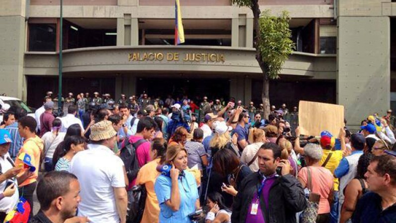 19 DE FEBRERO, 2014 - Venezolanos esperando a Leopoldo López a las afueras del Palacio de Justicia en Caracas.