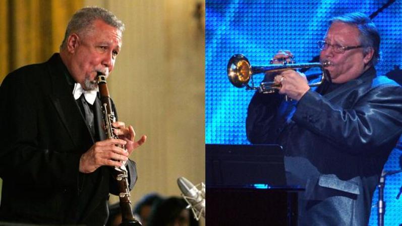 A la izquierda, Paquito D'Rivera en un concierto en la Casa Blanca el 15 de junio del 2009. A la derecha, Arturo Sandoval en un tributo a Barbra Streisand en el Centro de Convenciones de Los Angeles el 11 de febrero del 2011.