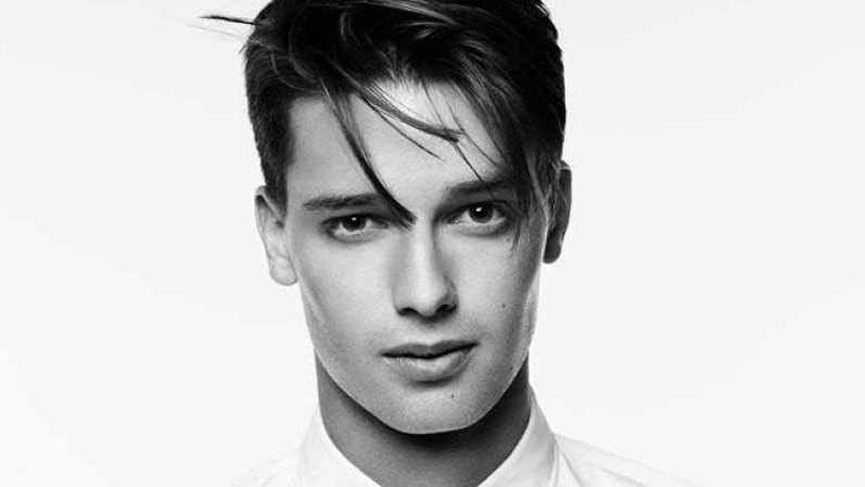 Si su padre era un rudo actor con mucho músculo, su hijo se ha abierto una carrera como modelo con un cuerpo más bien escualido y espigado.