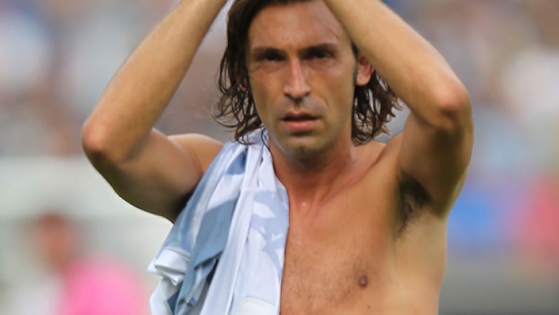 Andrea Pirlo de la Juve muestra lo suyo.