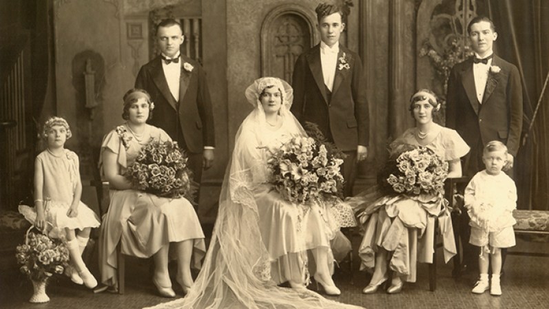 El ramo, la liga y el vestido blanco son algunas tradiciones de boda que están cayendo en desuso..¿Tú las cambiarias?