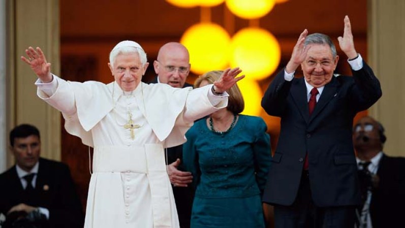 LA HABANA, MARZO 27 DE 2012 - El Papa Benedicto XVI y el gobernante Raúl Castro saludan a miembros de la prensa, luego de su encuentro.