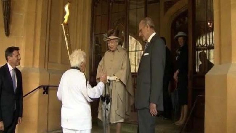 La reina Isabel II y su esposo, el duque de Edimburgo, dieron la bienvenida a la antorcha olímpica.