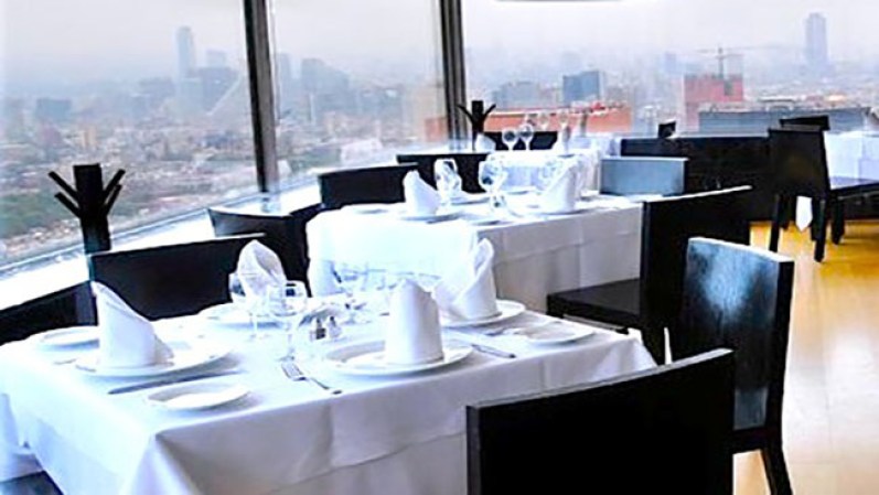 En el Restaurante Miralto, a pocos pasos del Palacio de Bellas Artes, puede disfrutarse de excelentes platos mexicanos e internacionales.<br />Eje Central No. 2 Piso 41 Torre Latinoamericana. Promedio $40 por persona.