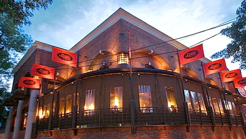 El restaurante Puerto Madero ofrece toda una variedad de comida argentina en un lujoso local de Ciudad de México. Presidente Mazaryk No. 110, Promedio $70 por persona.