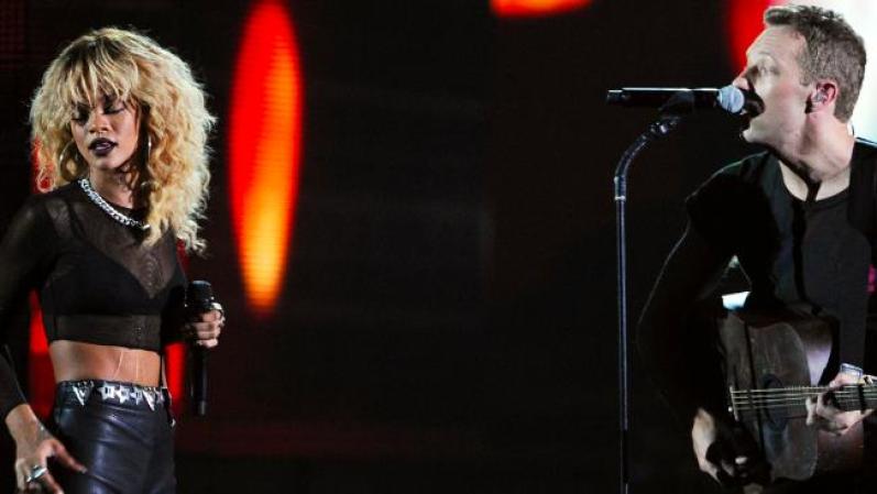 Rihanna compartió el escenario con Chris Martin , de la banda Coldplay.