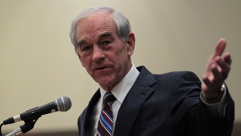 Ron Paul: El congresista tiene 76 años, reside en Lake Jackson (Texas) y está casado con hijos. Su filosofia politica consiste en quitarle poder al gobierno central y entregárselo a las personas individuales.