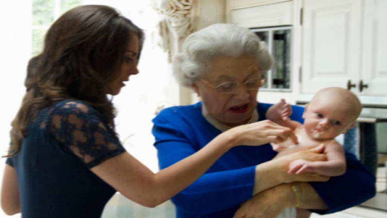 Este foto-montaje pone a la Reina Isabel a consentir a su bisnieto, el príncipe George.