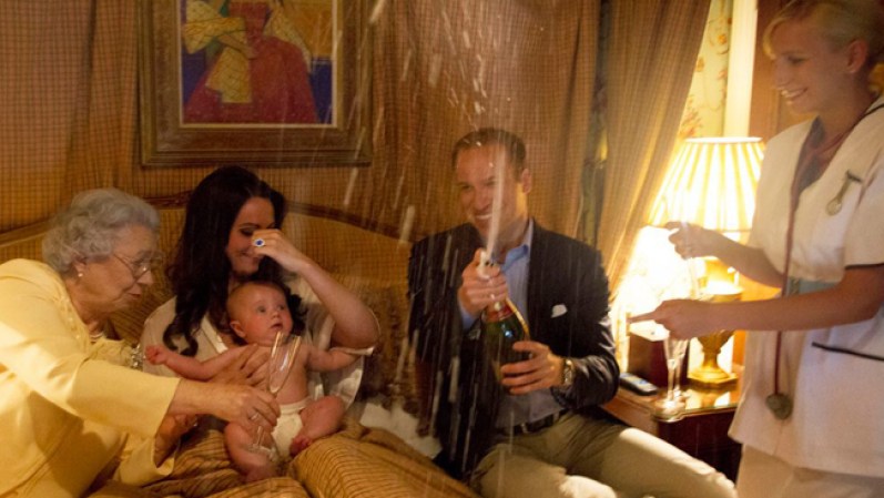 Hay que celebrar con champaña. Otro foto-montaje de la familia real.