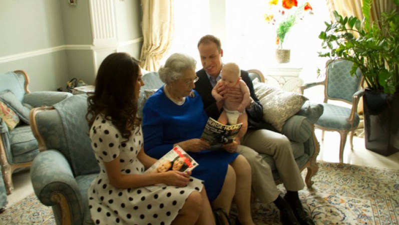 La Reina Isabel le enseña a su bisnieto una revista sobre caballos en este foto-montaje.