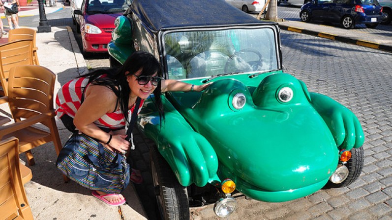 Coche insólito e inusual en forma de rana. No se encuentra en cualquier sitio.