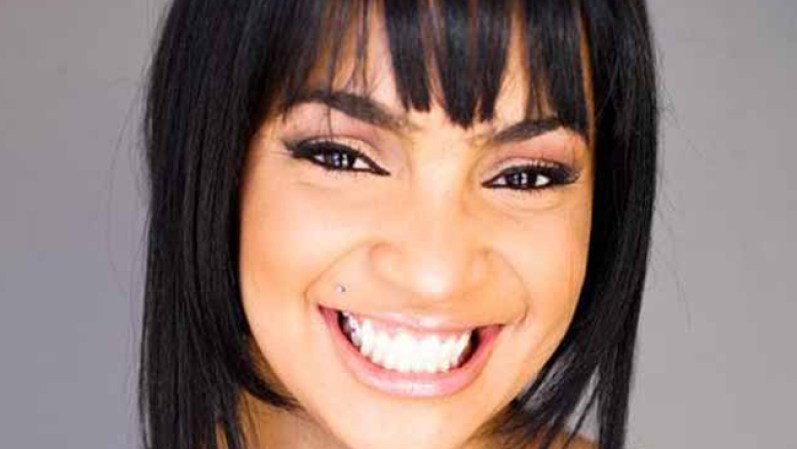 Seidy Carrera es una talentosa bailarina, cantante y actriz cubana de 25 años que nació en La Habana y vive en Miami. Ha trabajado en TV con Canal 41, Univisión y Telemundo. En teatro musical interpretó a Celia Cruz en su juventud y ha hecho importantes comerciales, como el que realizó junto a Pitbull. Su belleza y su talento resaltan a la vista y apenas está comenzando a sobresalir en el medio artístico, pero dará mucho de qué hablar. Seidy Carrera, un talento de Cuba para el mundo.