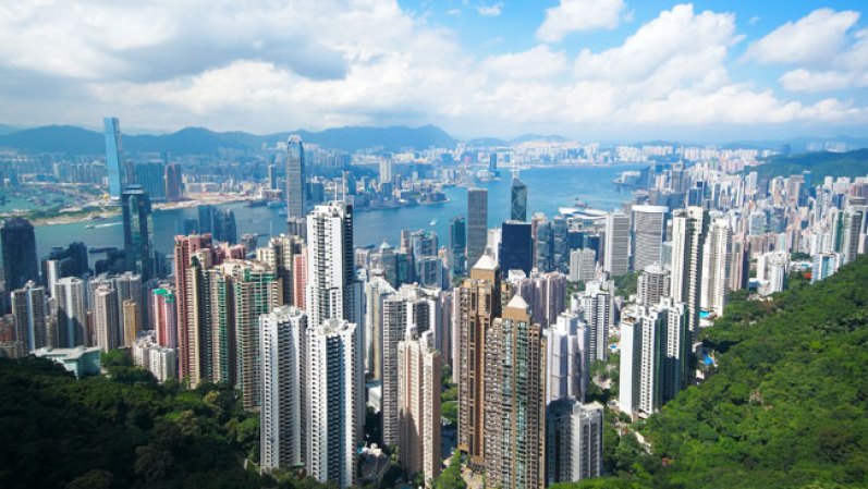 Puedes comprar 54,500 pies cuadrados de terreno en Hong Kong, donde el pie cuadrado cuesta $11,000, el precio más alto del mundo. Para hacerte una idea, el campo de un terreno de fútbol mide mas de 75,000 pies cuadrados.