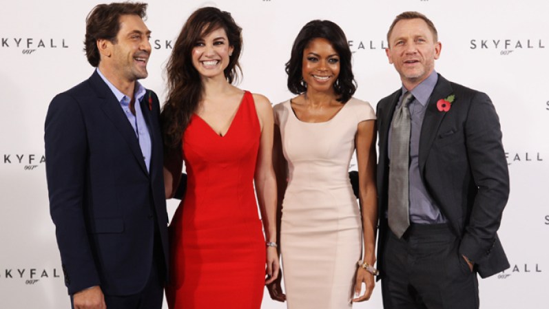 Los feos y las bellas de "Skyfall": Bardem y Craig flanquean a Bérénice Marlohe y Naomie Harris.