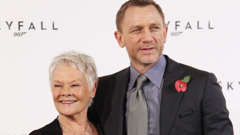Una veterana de la serie de James Bond, la dama Judi Dench -que interpreta a "M", la jefa del agente- posa con Daniel Craig.