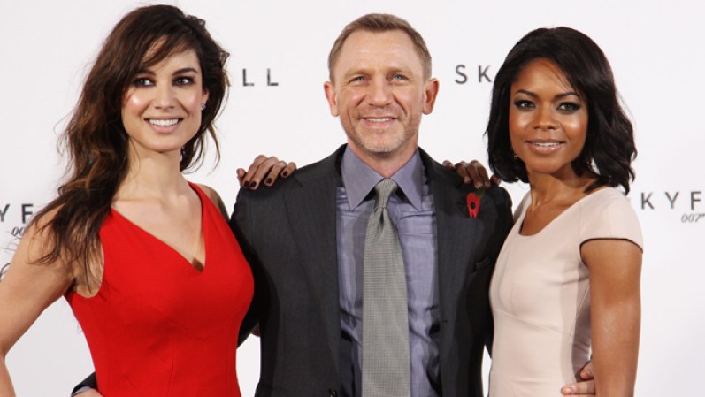 Una espina entre dos rosas: Daniel Craig flanqueado por Bérénice y Naomie.