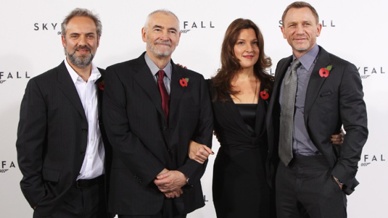 El director Sam Mendes, los productores Michael G. Wilson y Barbara Broccoli y el protagonista Daniel Craig en el anuncio en Londres del inicio de la producción de "Skyfall", la 23ª película de James Bond.