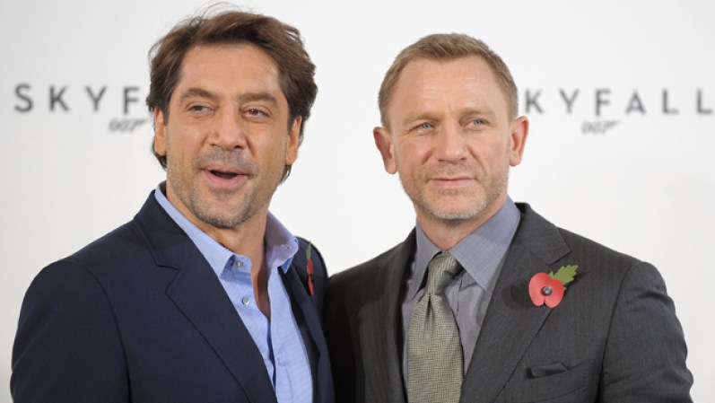 Javier Bardem y Daniel Craig celebran el inicio de la producción de la 23ª película de Bond, "Skyfall", en el Restaurant & Oyster Bar "Massimo" de Londres, el 3 de noviembre del 2011.