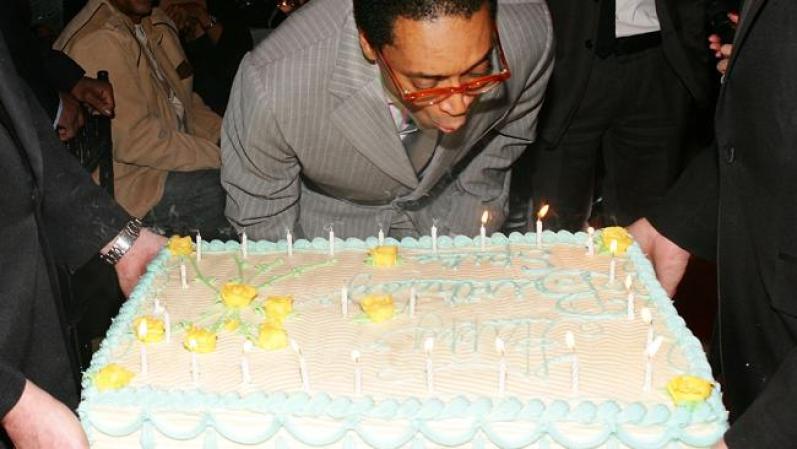 Spike Lee no necesitó ayuda para apagar las velas de este enorme pastel en su día más especial.