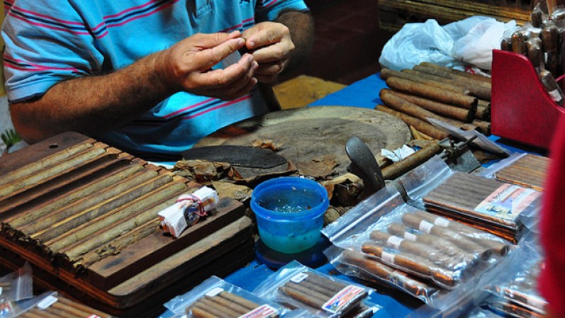 Señor elaborando los tradicionales puros.