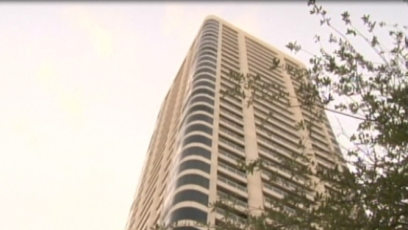 Los hechos ocurrieron el pasado 9 de junio en el edificio Parklane, un lujoso edificio ubicado en el Centro Médico de Houston.