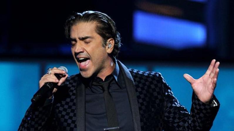 Alejandro Fernández es hijo del también cantante de mariachi Vicente Fernández.