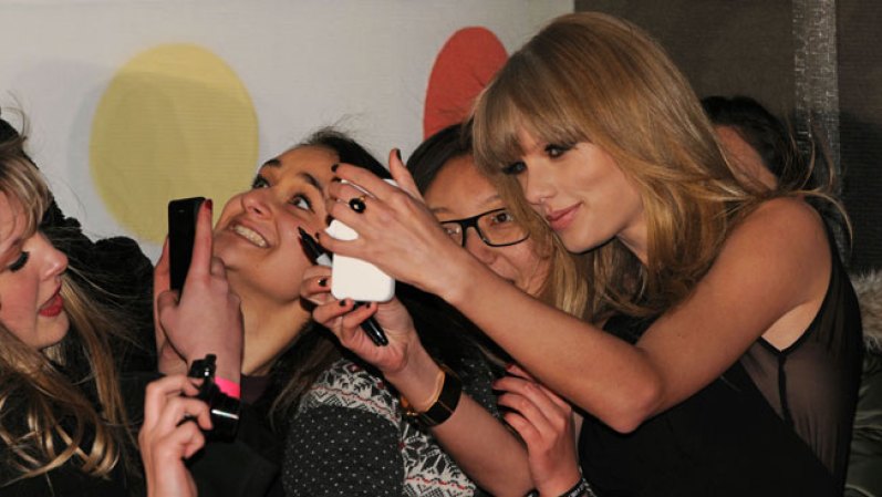 Su álbum debut “Taylor Swift” fue lanzado al mercado a finales de 2006, y ha sido certificado desde entonces como triple platino. Hasta el 21 de Junio de 2008 el álbum había vendido más de tres millones de 3 millones de copias en los Estados Unidos.
