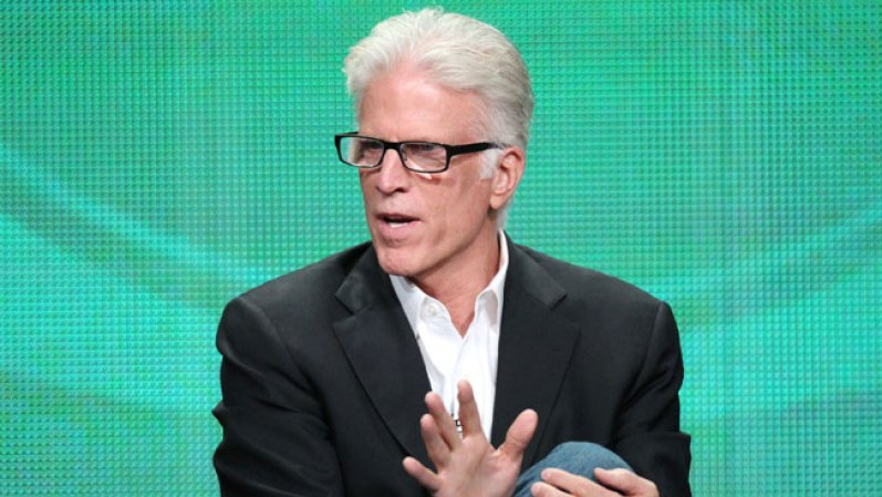 Ted Danson: Unos hermosos ojos verdes, unos anteojos de intelectual y un cabello canoso hacen que este actor sea un guapo por el cual muchas mujeres se derretirían. Además, tiene en su haber un premio Oscar, tres Golden Globes y un American Comedy Award. Fecha de nacimiento: 29 de diciembre de 1947.