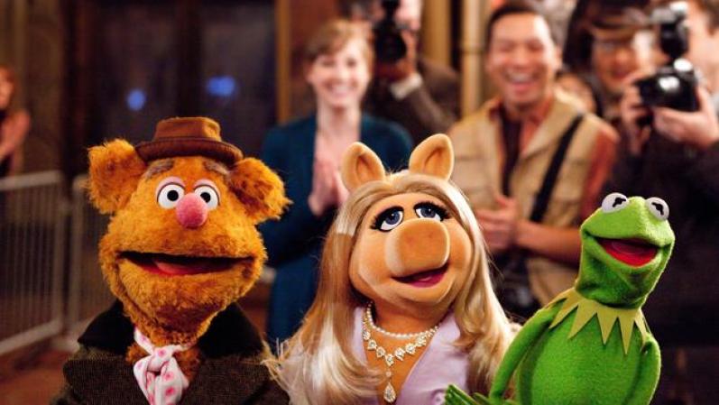 The Muppets. Con la ayuda de tres fanáticos, los Muppets se reunirán para salvar su teatro de las manos de un ambicioso petrolero con intenciones de perforar y extraer el petróleo hallado debajo del viejo solar. Con las actuaciones de Amy Adams, Jason Segel y Chris Cooper. En los cines el 23 de noviembre.