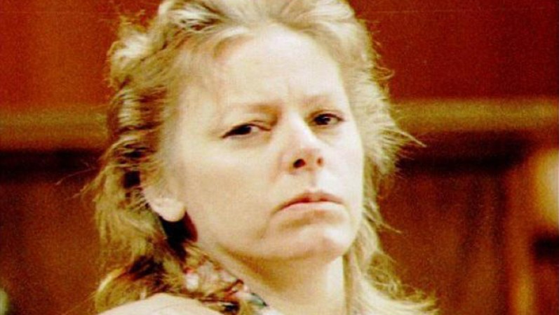 Aileen Carol Wuornos fue ejecutada en la Florida en octubre del 2002 tras haber admitido los asesinatos de siete hombres que recogía como prostituta en las autopistas y calles del estado. Charlize Theron ganó un Oscar por interpretarla en la película “Monster”.