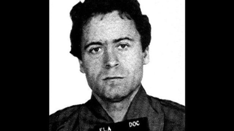 "El asesino apuesto", Ted Bundy, acabó con la vida de decenas de mujeres con las que cometía actos de necrofilia. Actuó en los estados de Washington, Colorado y Utah, y usaba su natural simpatía para atraerse sus víctimas. Pero también mató a dos mujeres y una niña de 12 años en Florida, donde fue capturado en 1978 y electrocutado en 1989.