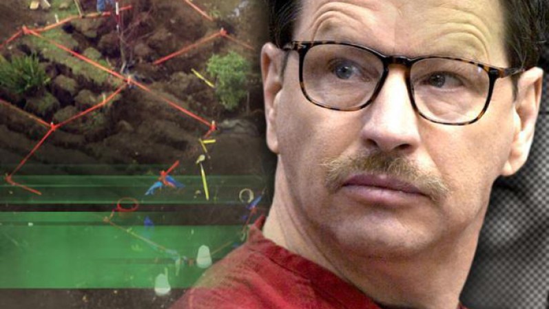 Uno de los más prolíficos asesinos en la historia del país, Gary Leon Ridgway se declaró culpable en el 2003 de haber matado a 48 mujeres, muchas de ellas prostitutas, y de haber abandonado los cadáveres en la zona del Green River, estado de Washington. Practicaba la necrofilia. Pasará el resto de sus días preso.