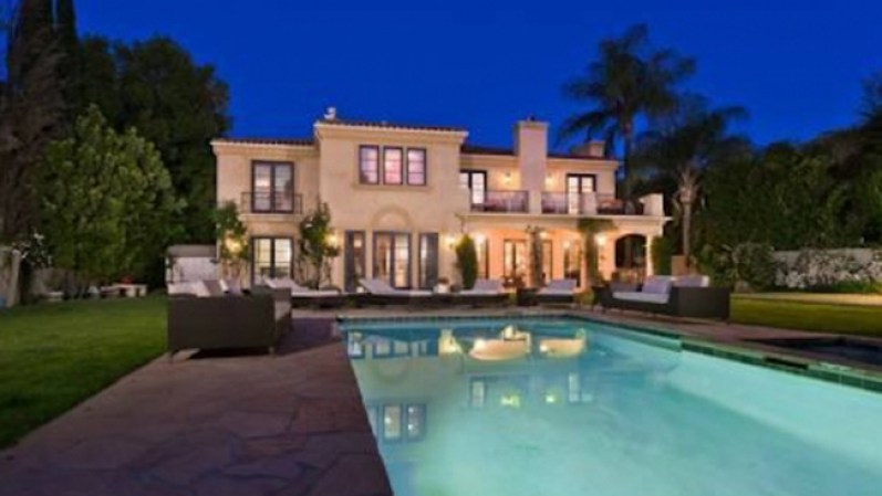 Casi tan famosa por ser la hija del productor de televisión Aaron Spelling como por su papel cuando adolescente en la popular serie “Beverly Hills 90210”, Tori Spelling cuenta con una propiedad en Encino, en el mercado por $2.8 millones.