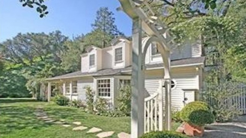 La popular cantante de country Taylor Swift vendió en primavera su casa por $3.55 millones. La acogedora propiedad cuenta con tres habitaciones, cuatro baños y 2,826 pies cuadrados.