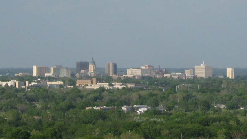 Topeka, Kansas: En la capital del estado de Kansas, cerca del 25% de la fuerza laboral está empleada por el gobierno, lo que provee un mercado laboral estable. La ciudad tiene a su favor también escuelas de calidad, residentes amigables, buenos hospitales y bajos costos en la vivienda.