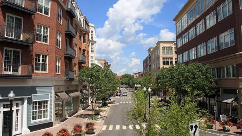 West Hartford, Connecticut: La ciudad se está transformando de un suburbio a un destino regional para hacer compras y comer en restaurantes. Los negocios pequeños son el nuevo fenómeno en la localidad y todo el mundo se está uniendo.